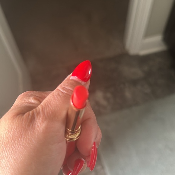 Clarins Instant Light Lip Balm Perfector
#07 Hot Pink - Size 1.8 g / 0.06 Oz. - Picture 4 of 5